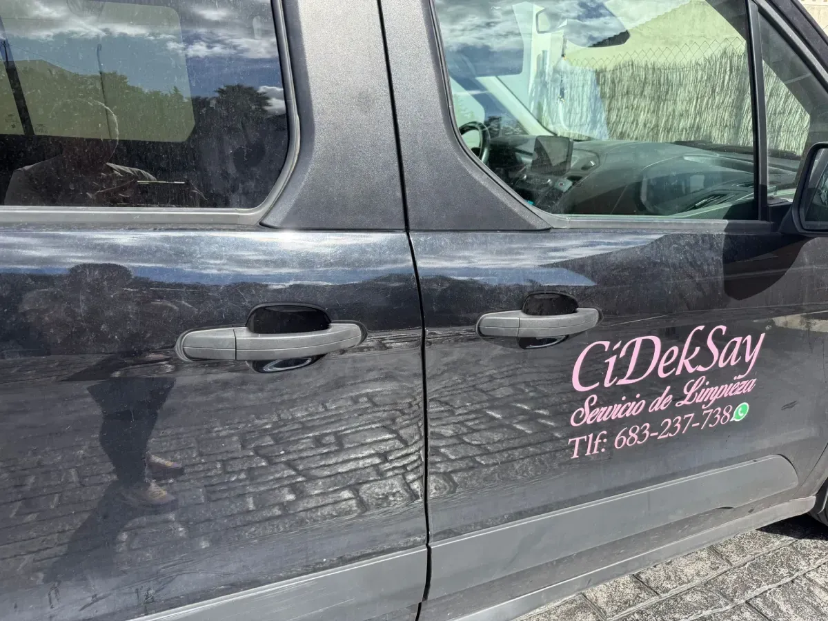 Camioneta negra con logo