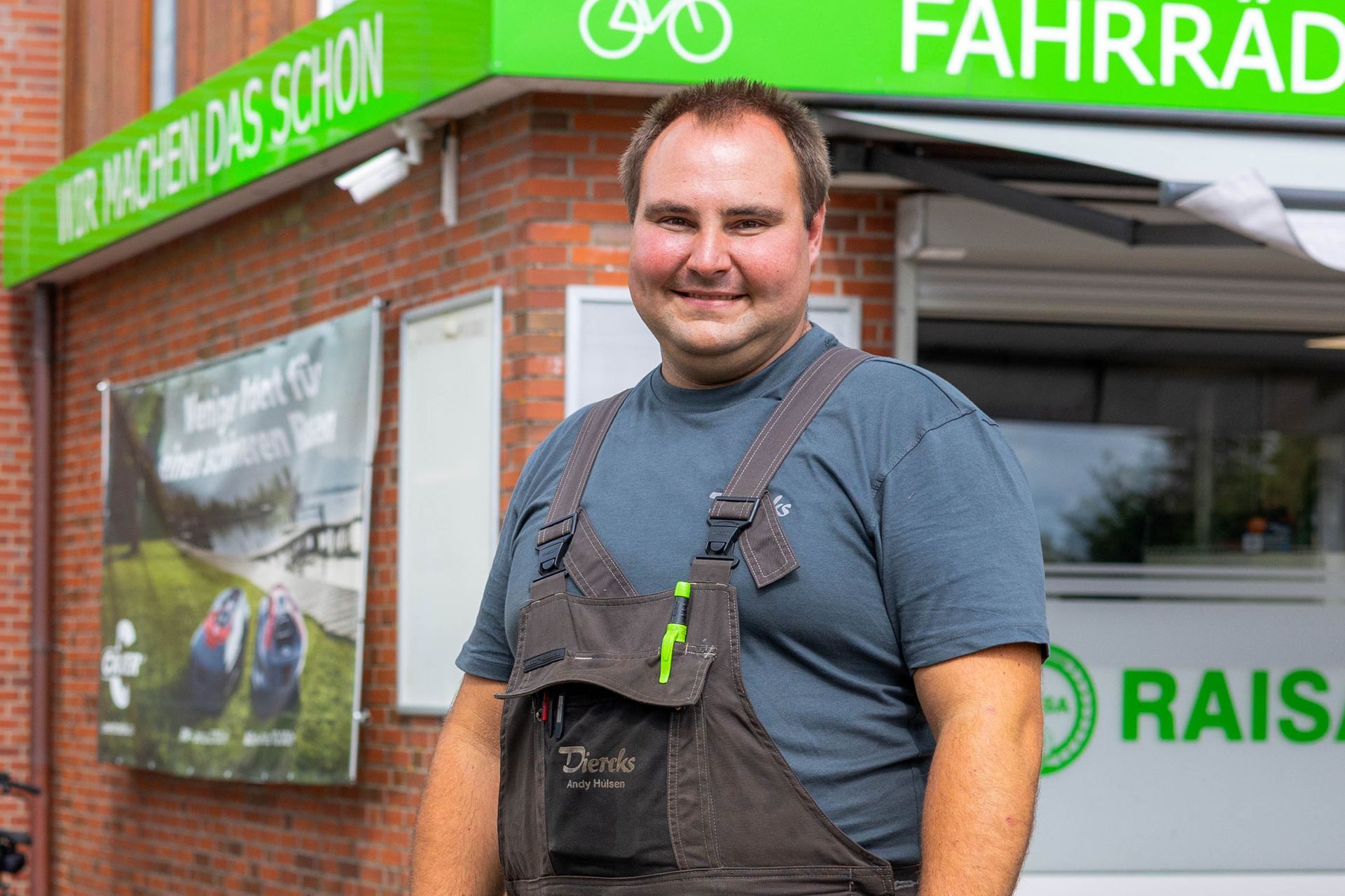 Die Silhouette einer Person ohne Gesicht auf weißem Hintergrund.