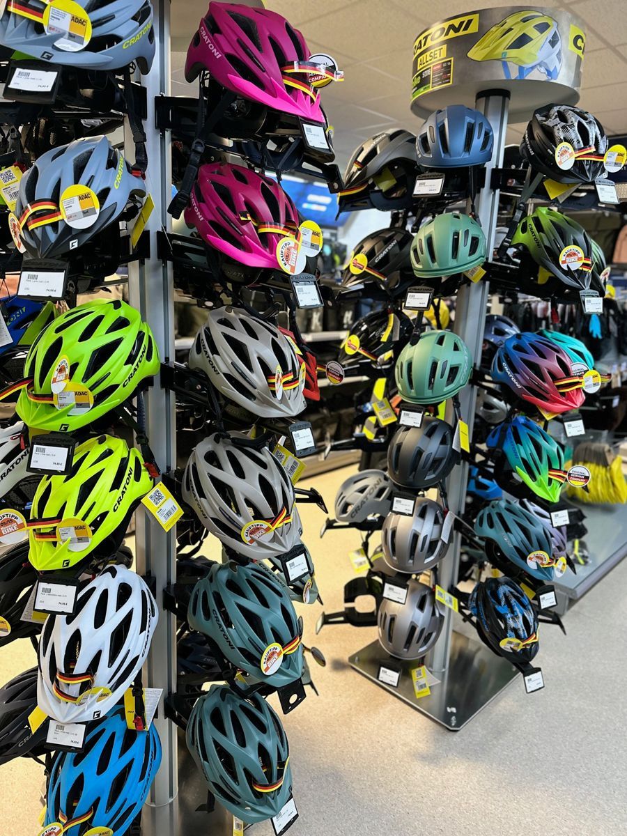 Eine Auslage mit Fahrradhelmen in einem Geschäft.