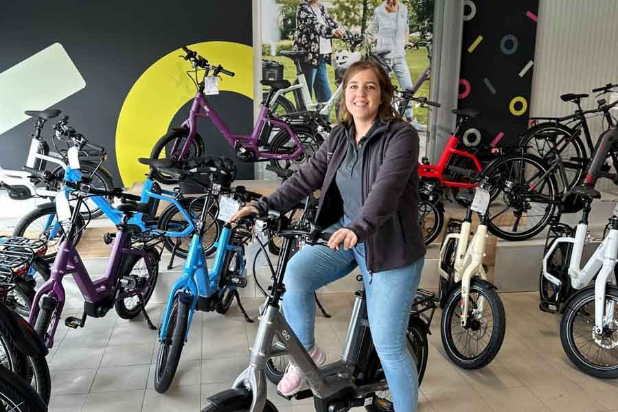 Eine Frau fährt in einem Geschäft ein Elektrofahrrad.