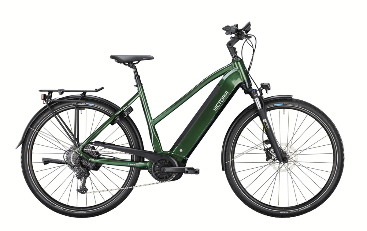 Ein grünes Elektrofahrrad mit Motor auf weißem Hintergrund.