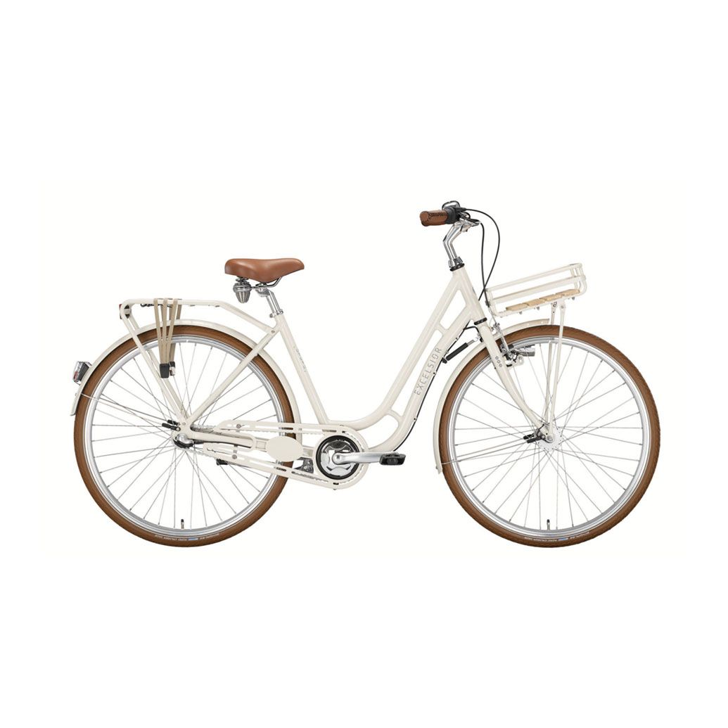 Auf weißem Hintergrund steht ein weißes Fahrrad mit einem Korb vorne.