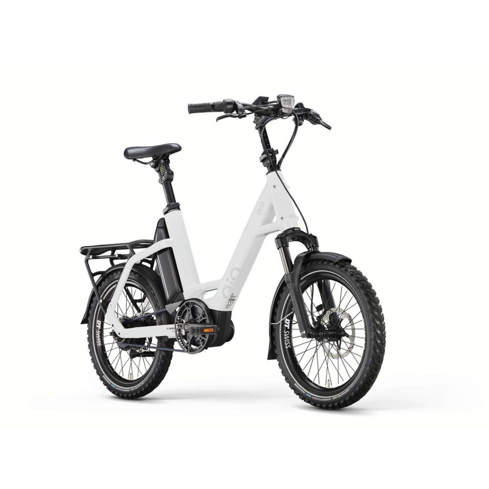 Ein weißes Elektrofahrrad mit einem großen Reifen auf weißem Hintergrund.