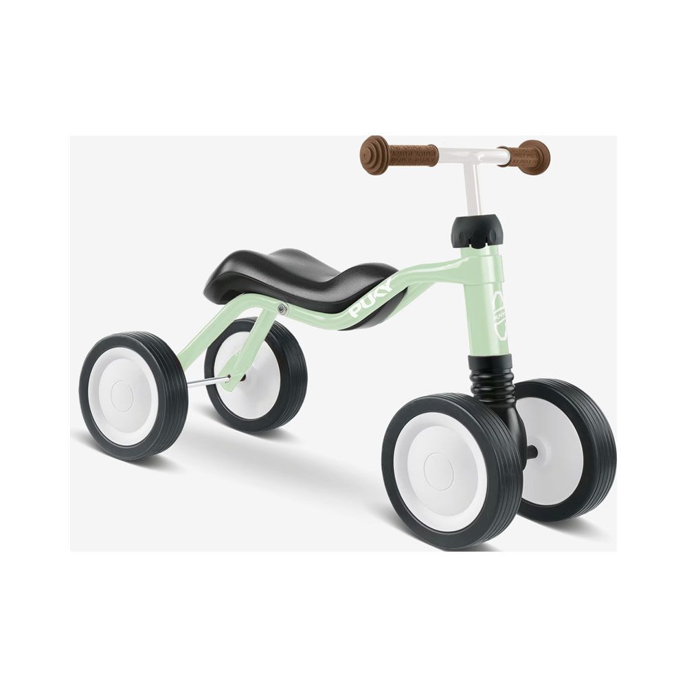 Ein grün-schwarzes Laufrad mit weißen Rädern auf weißem Hintergrund.