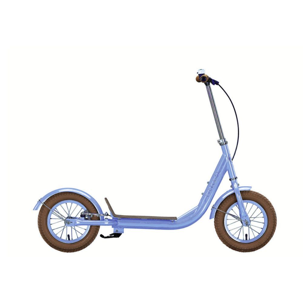 Ein blauer Roller mit braunen Rädern und einem Lenker auf weißem Hintergrund.