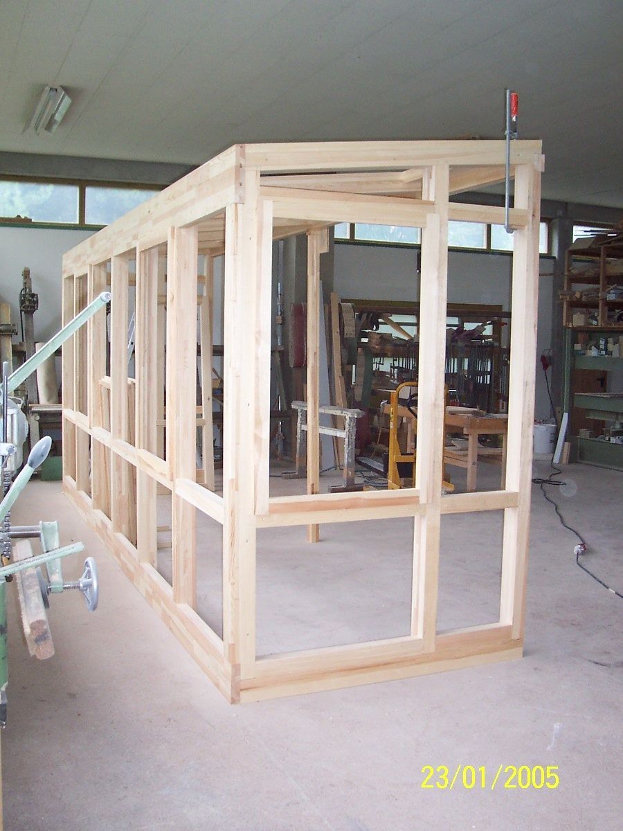 Holzrahmenkonstruktion in einer Werkstatt, möglicherweise für ein Fenster oder eine Tür.