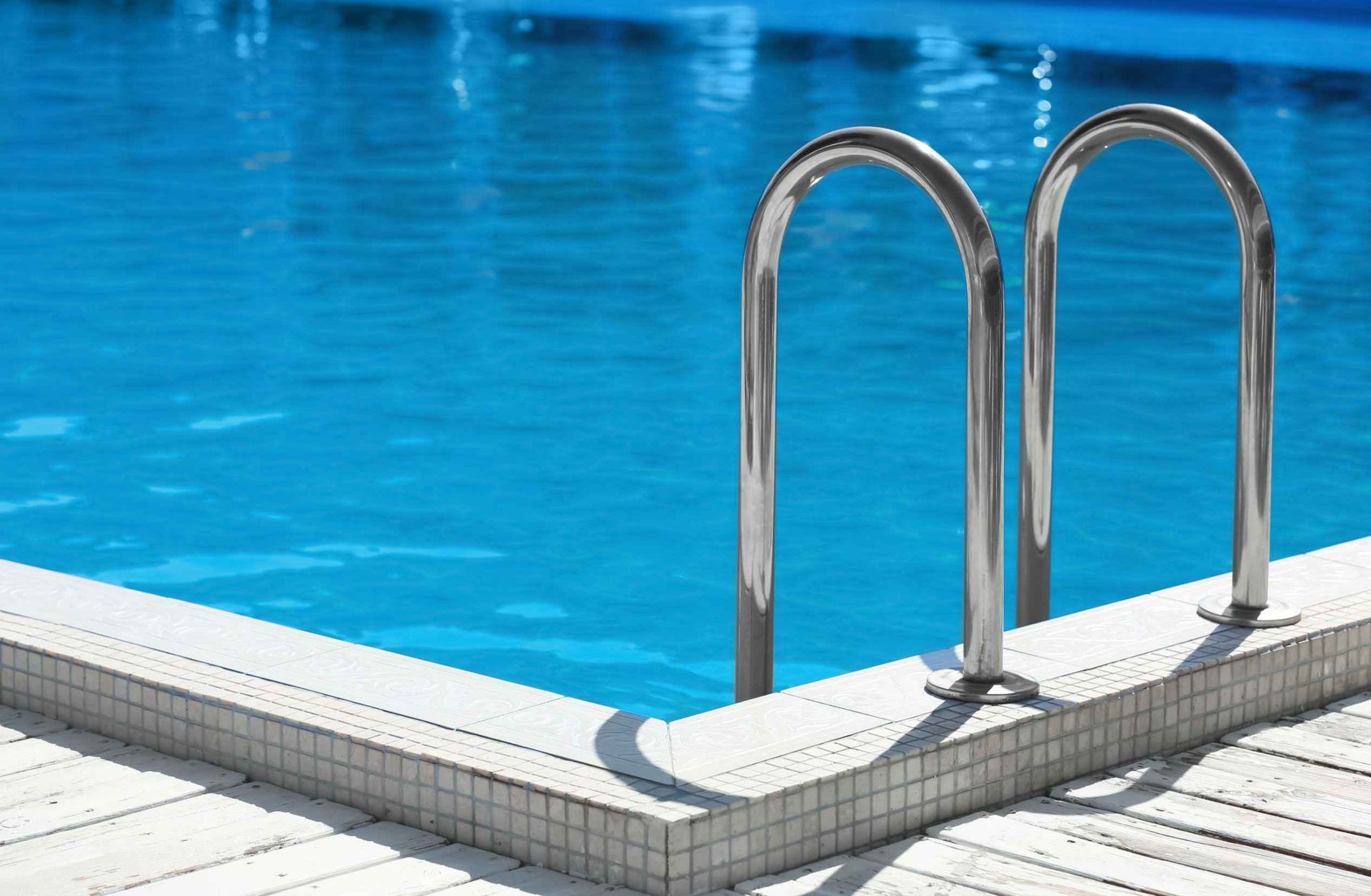 Un primer plano de una piscina con escaleras que conducen a ella.