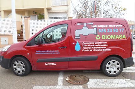 Una camioneta roja con la palabra biomasa escrita en ella