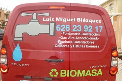 La parte trasera de una camioneta roja dice Luis Miguel Blázquez.