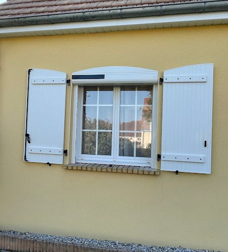 Volets battants solaires.