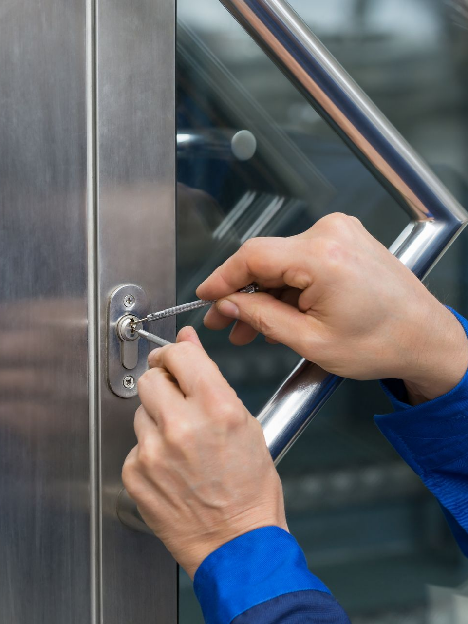 Un ouvrier utilise un tournevis pour installer ou réparer un cylindre de serrure.