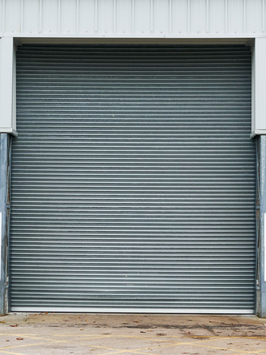 Une porte de sécurité coulissante en métal gris.