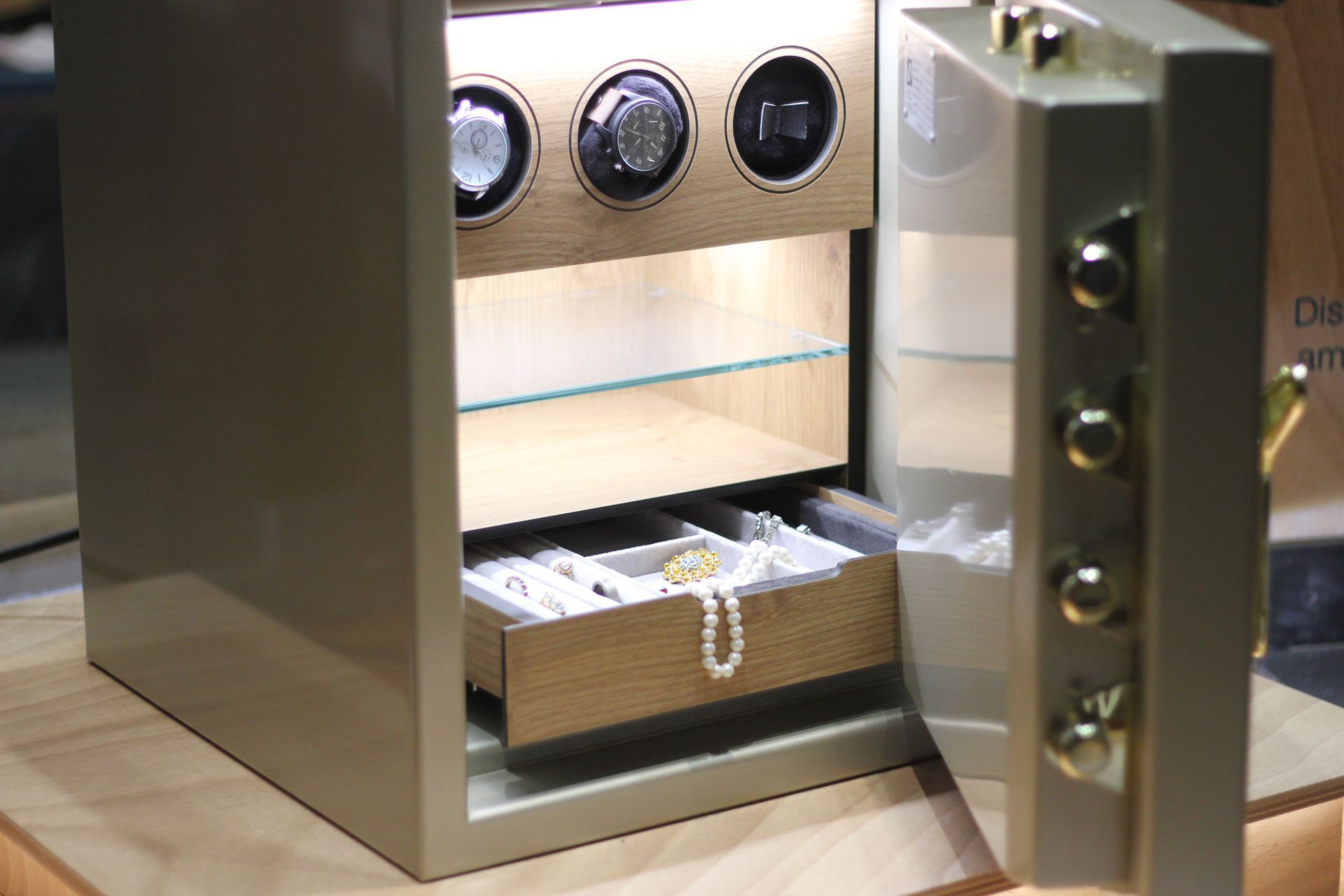 Un coffre-fort beige ouvert pour la maison.