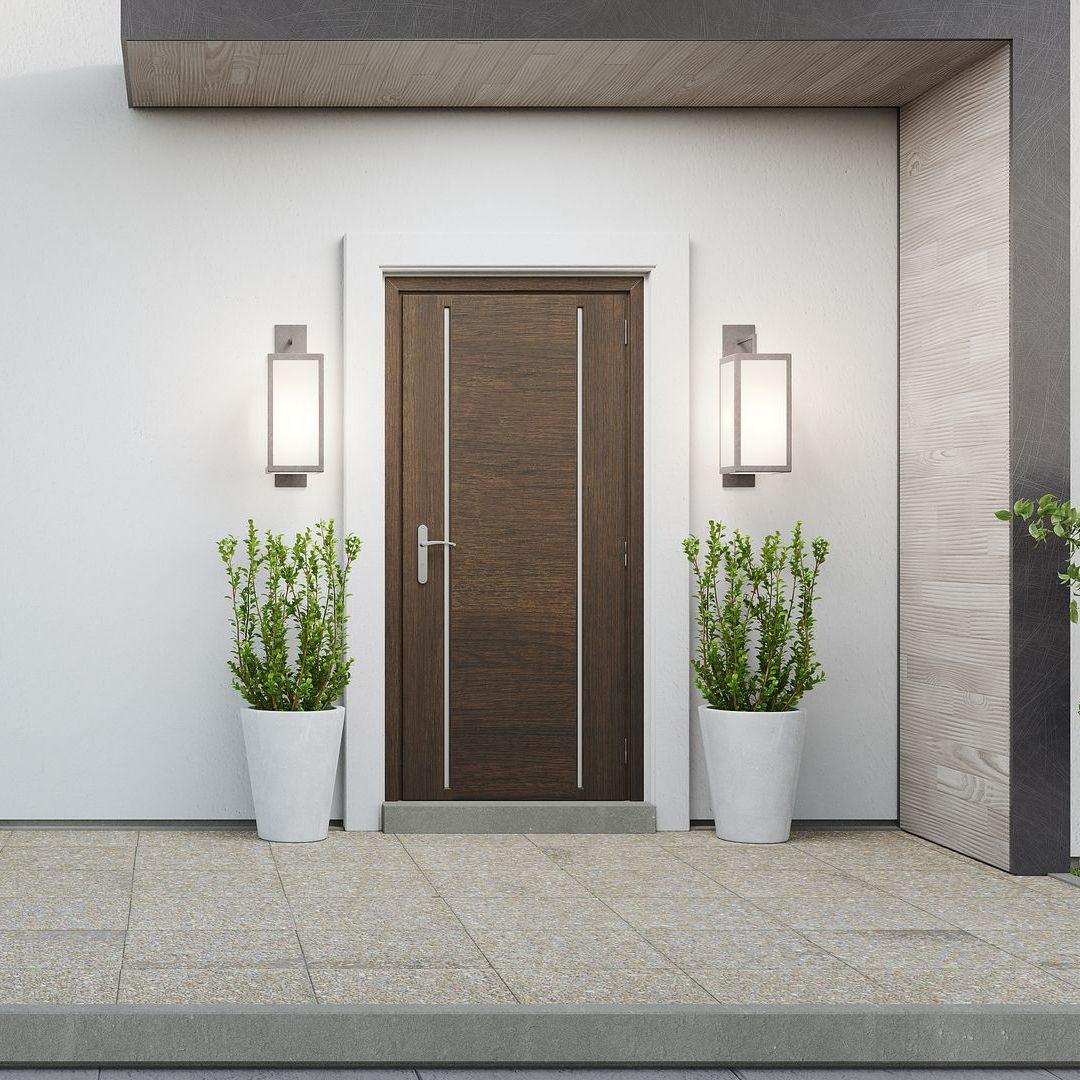 Une porte d'entrée en bois ornée de détails argentés.