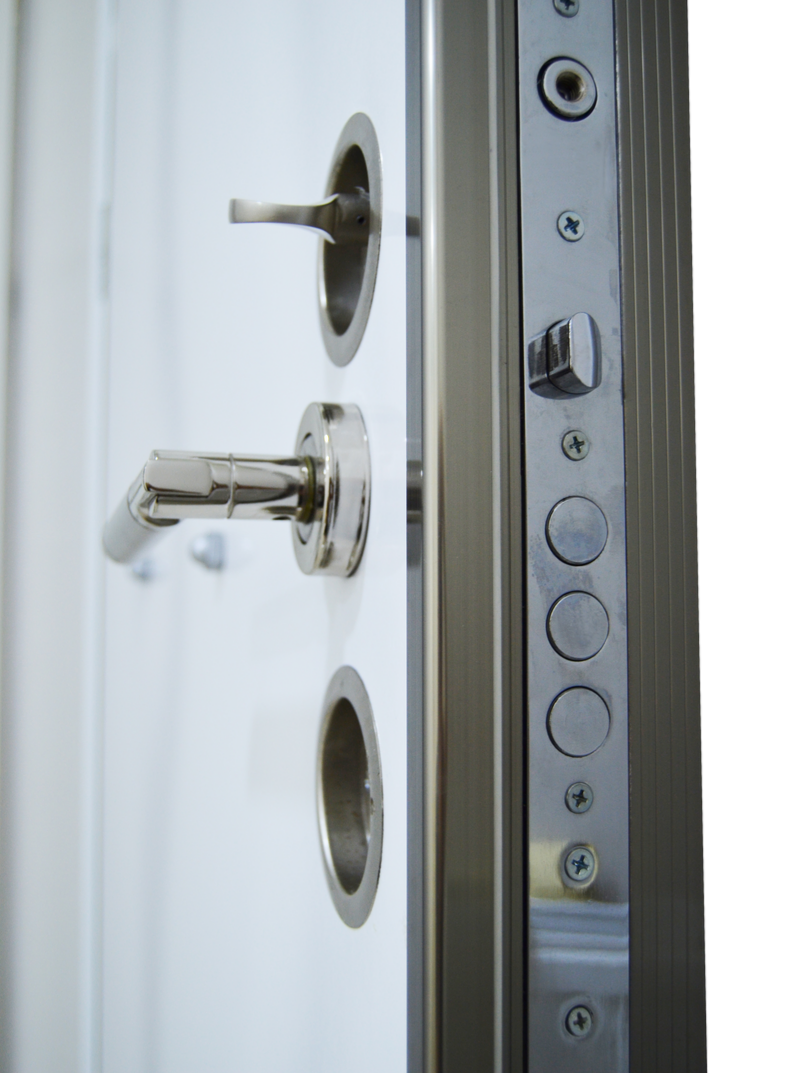 Une porte de sécurité blanche moderne dotée d'un mécanisme de verrouillage multipoints.