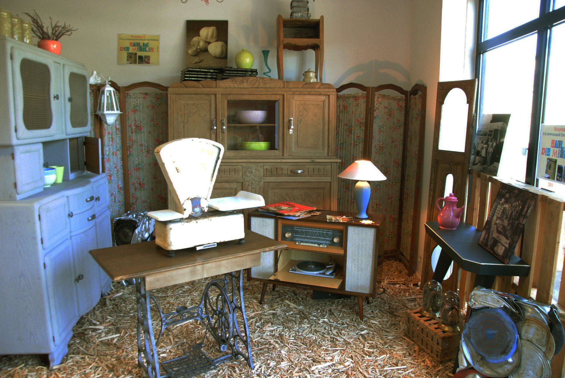 salle avec une balance et des vieux meubles