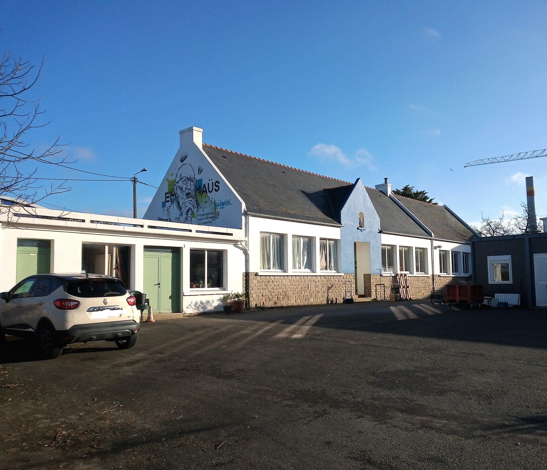 les ateliers devant le grand parking