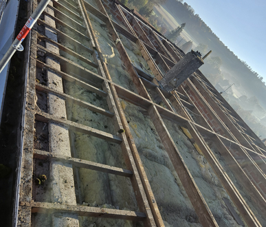 Toiture avec poutres apparentes et isolation, vue de dessus.