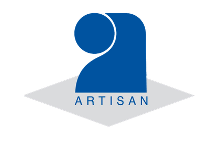 Logo bleu : figure abstraite avec un cercle en haut, mot « ARTISAN » en dessous, sur un losange gris.