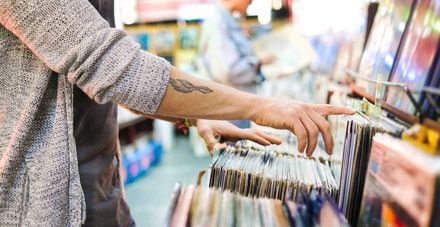Una persona está mirando discos en una tienda de discos.