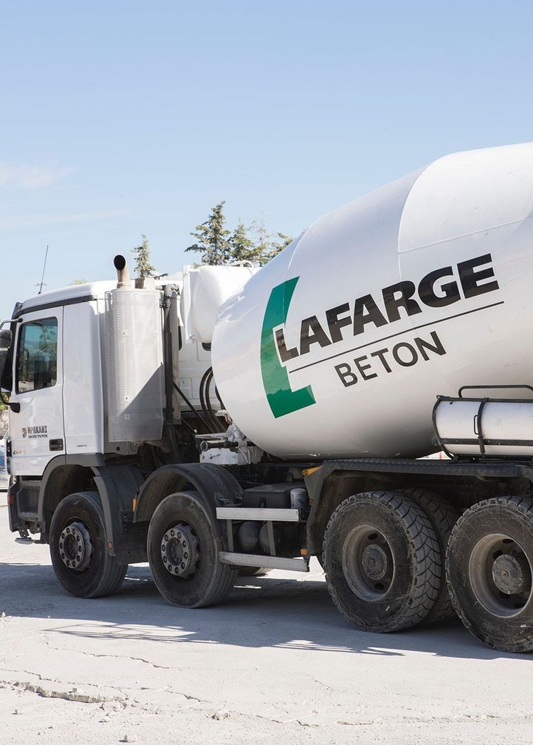 Camion-toupie pour le ciment sur une route