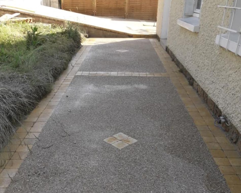 Allée de maison en béton désactivé sous le soleil