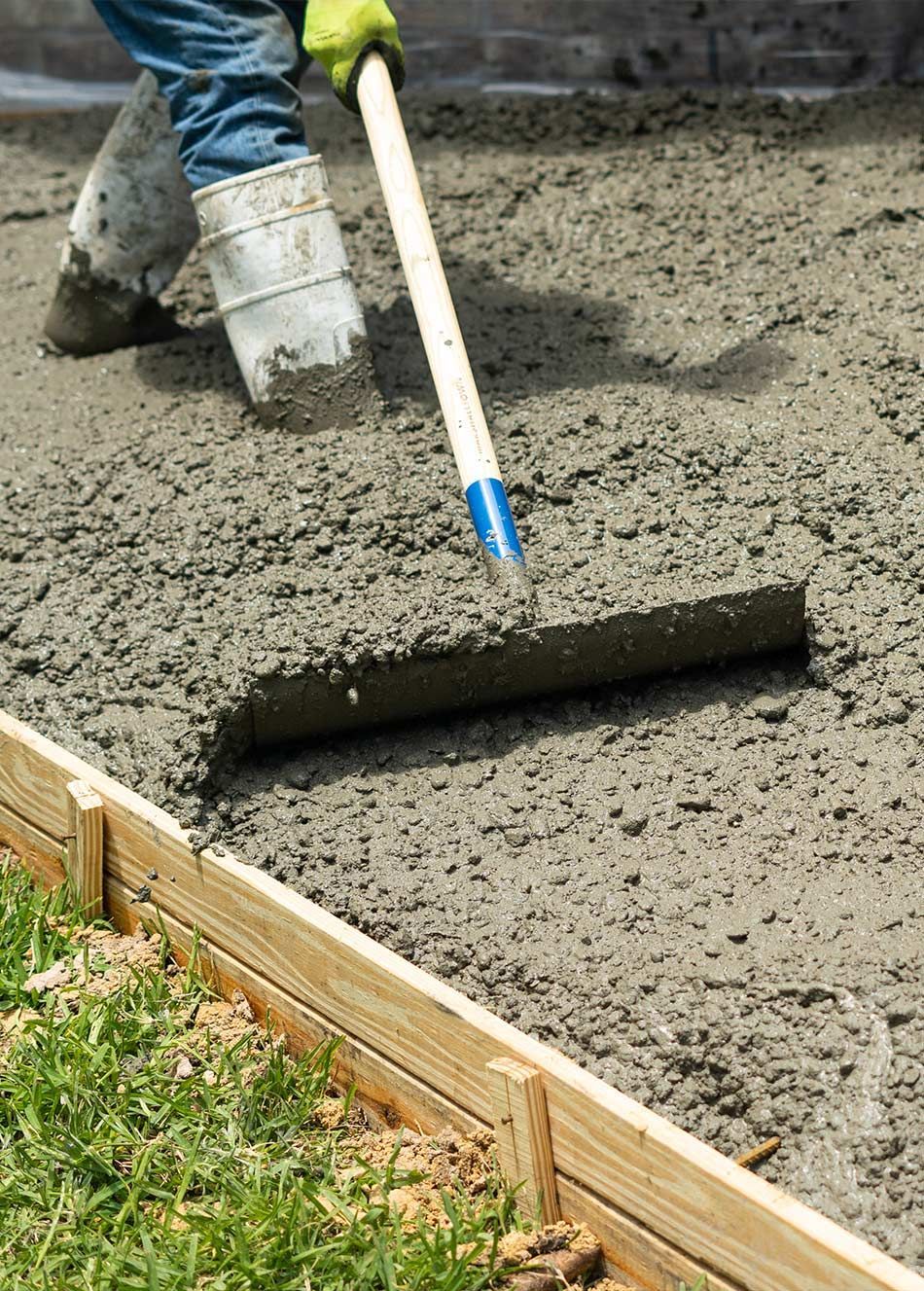 Pose de béton désactivé pour la construction d'une terrasse