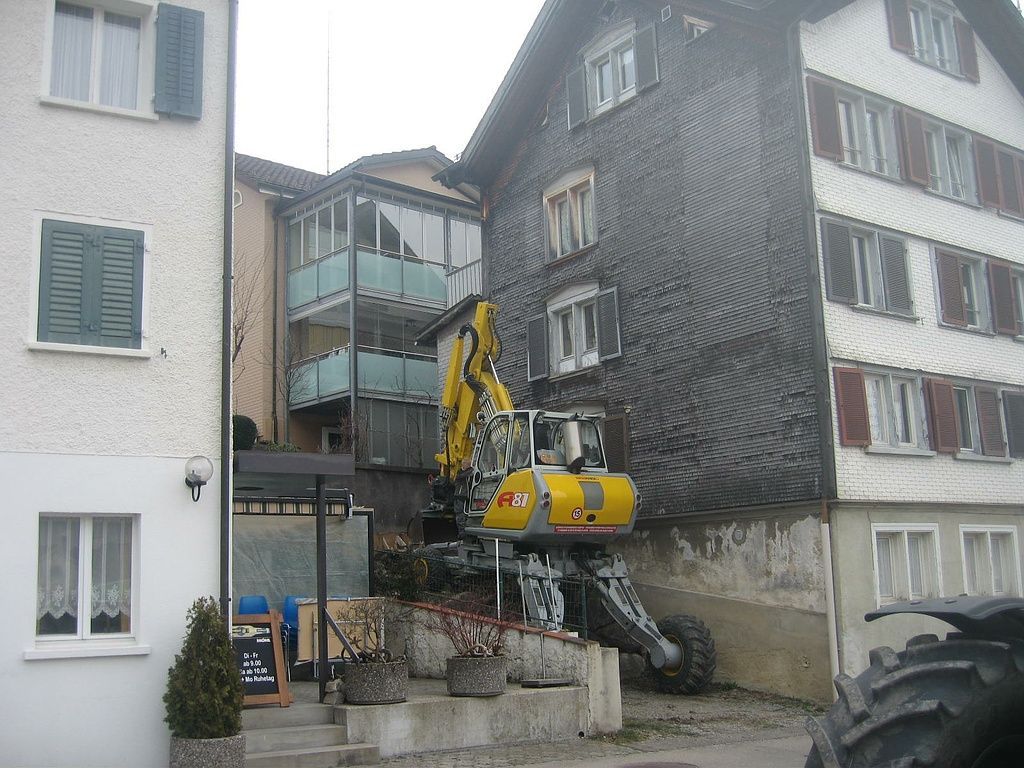 Sitzplatz mit Bruchsteinmauer