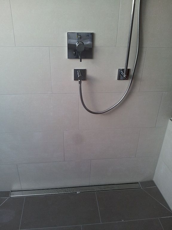 Dusche mit Abflussrinne