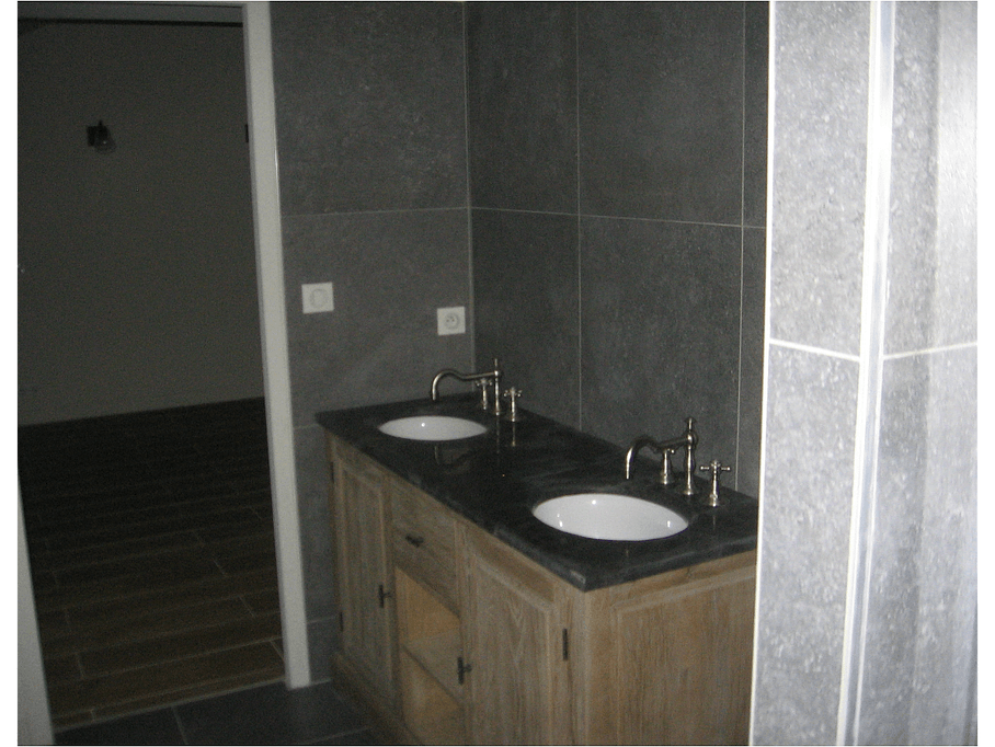 salle de bain design - rénover - rénovation complète - pose de carrelage - double vasque - espace douche -2