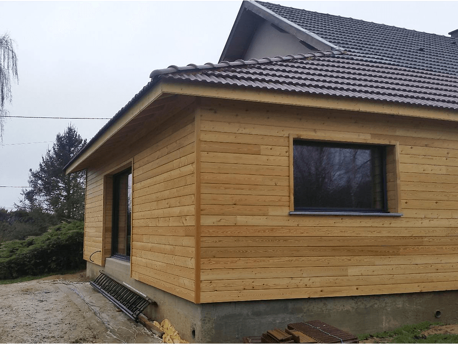 Construction maison bois en extension avec charpente et couverture par votre charpentier