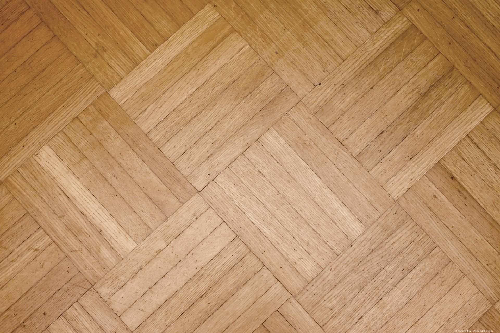 Moderner Parkettboden mit rautenförmigen Kacheln