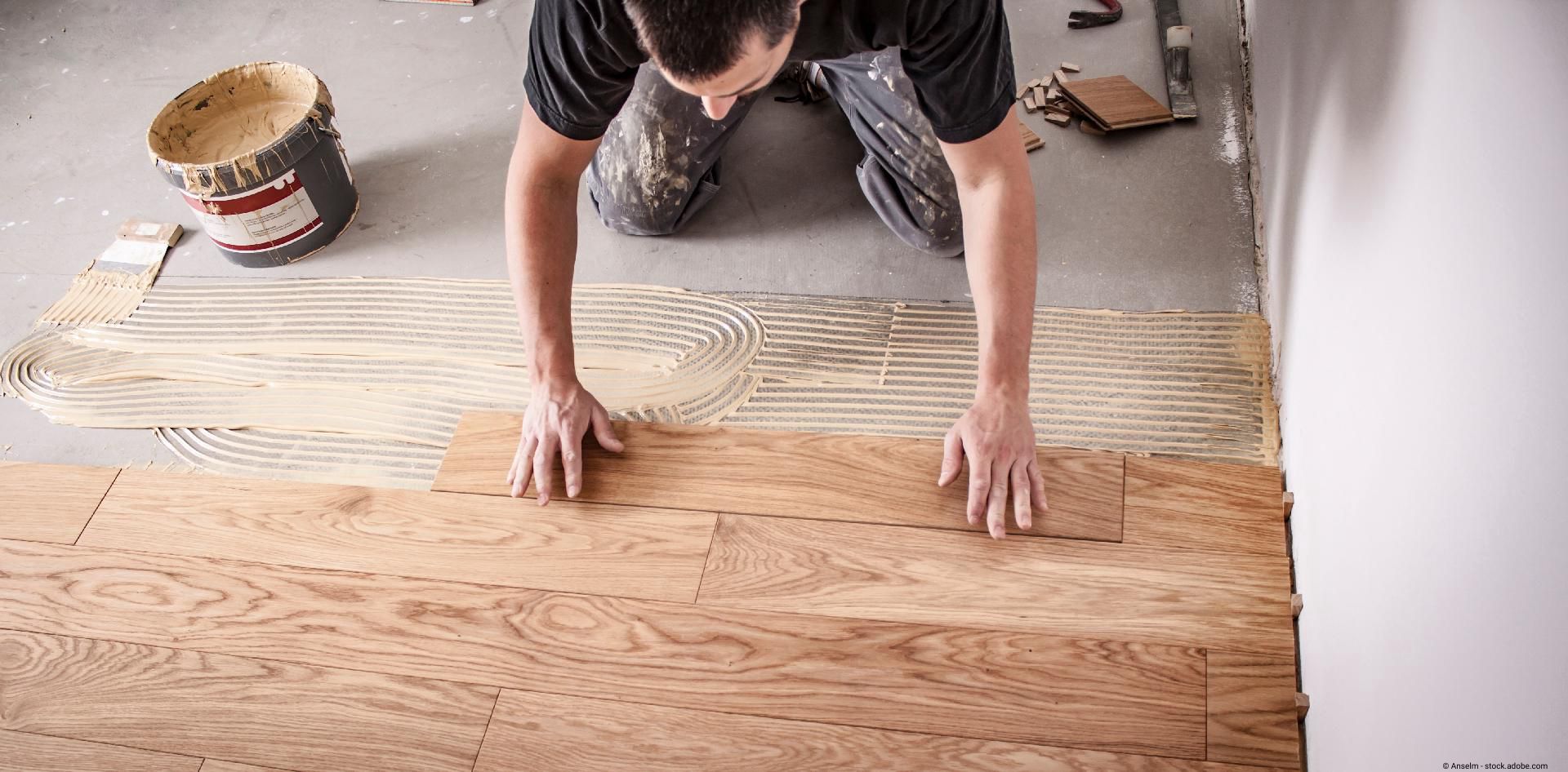 Ein Mann verlegt Laminat