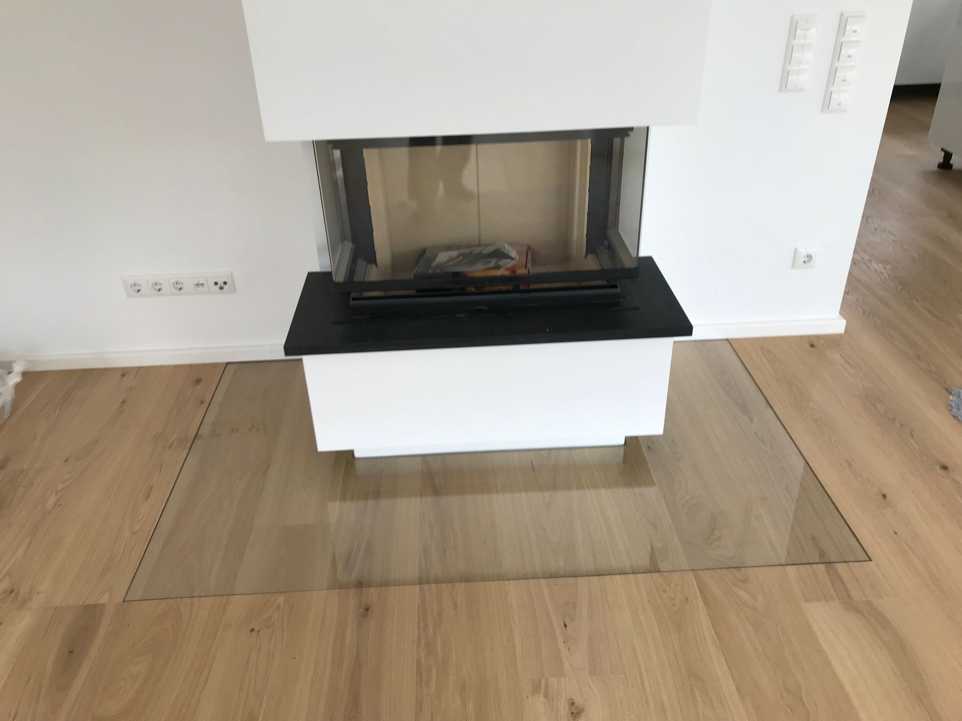 Eine Glasplatte bei einem Kamin