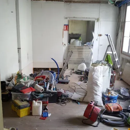 Pièce encombrée en cours de rénovation