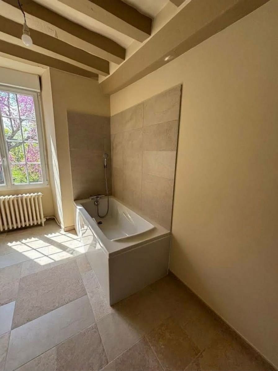 Salle de bains minimaliste avec une baignoire blanche
