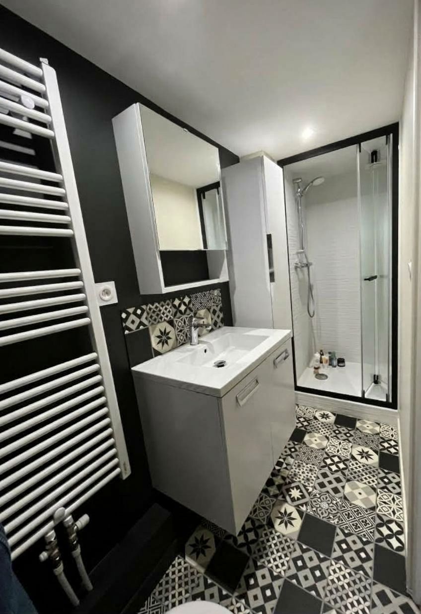Salle de bains moderne avec un sol à motifs noir et blanc