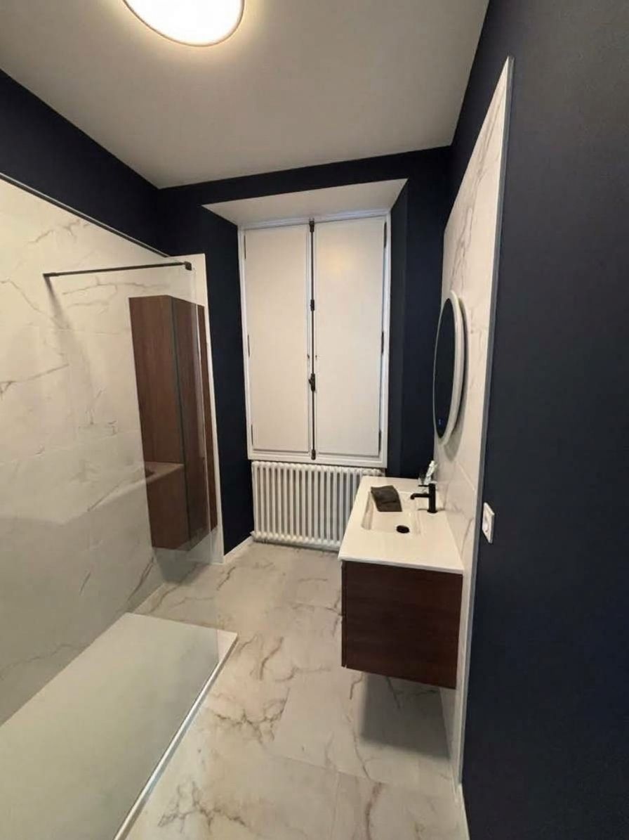 Salle de bains moderne avec carrelage effet marbre