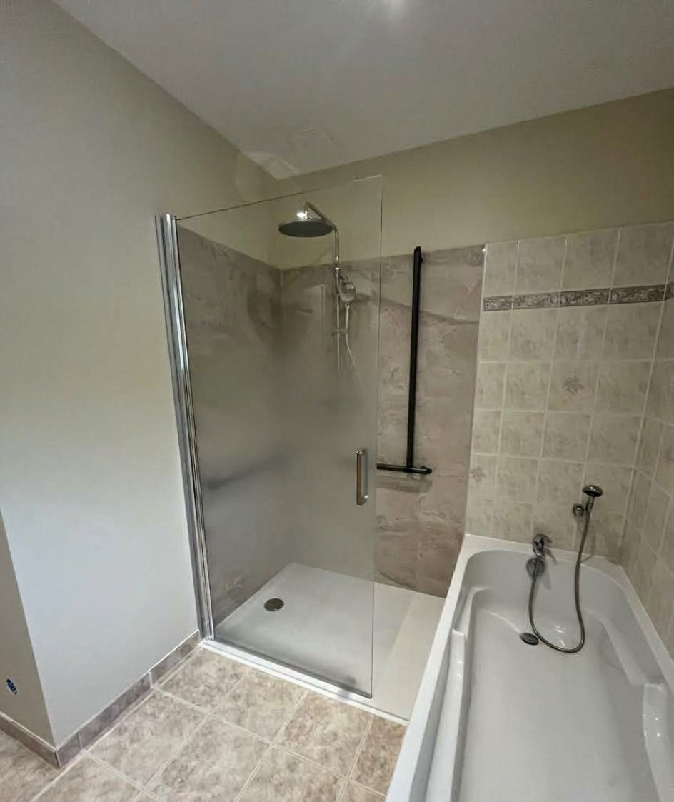 Salle de bains accessible avec douche de plain-pied