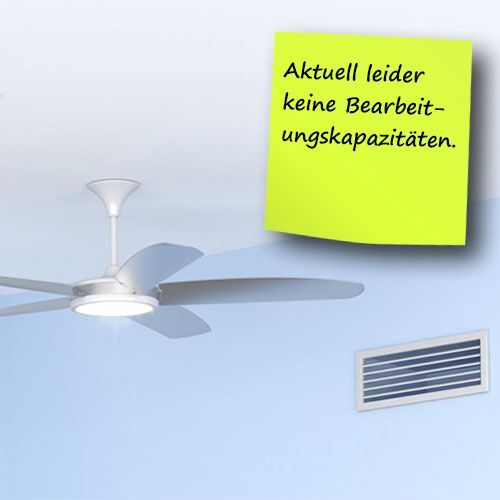 Ein Deckenventilator hängt von der Decke neben einem gelben Haftzettel mit der Aufschrift 