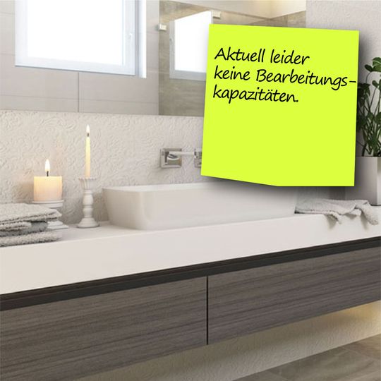 A bathroom with a yellow sticky note that says " aktuell leider keine bearbeitungs-kapazitäten "