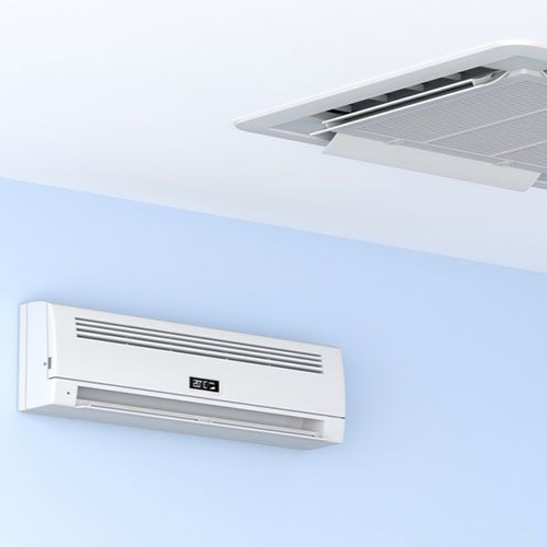Ein Deckenventilator hängt von der Decke neben einem gelben Haftzettel mit der Aufschrift " aktuell leider "