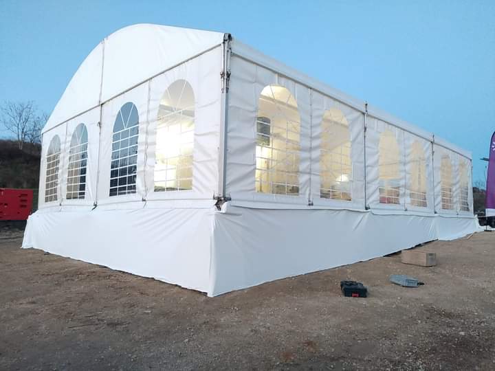 Structure montée sur échafaudage