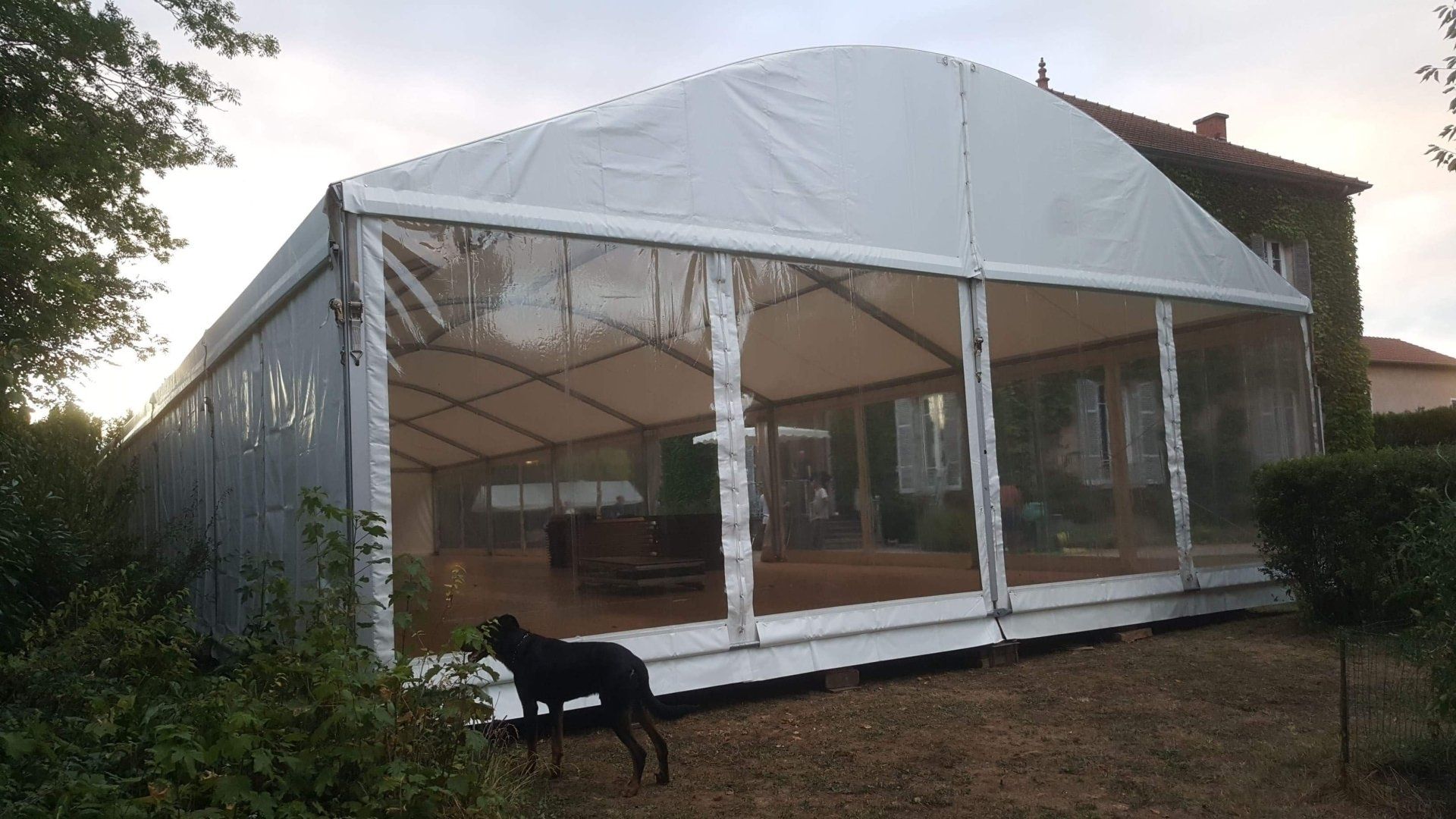 Structure 10m cintrée avec baies cristal