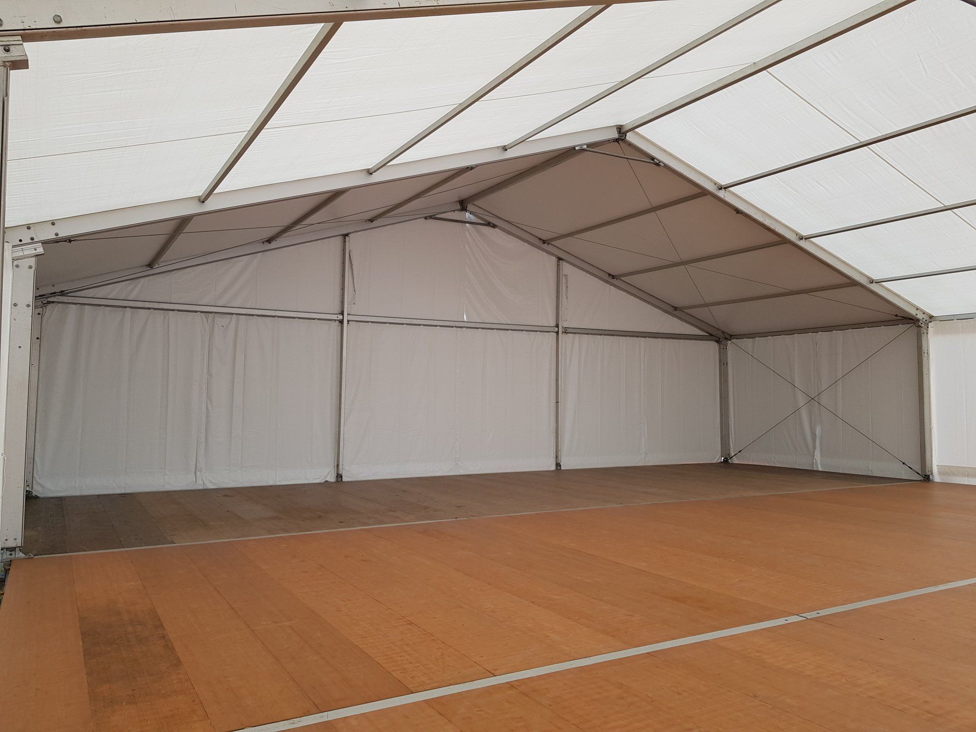 Rideaux et toit opaque pour projection vidéo