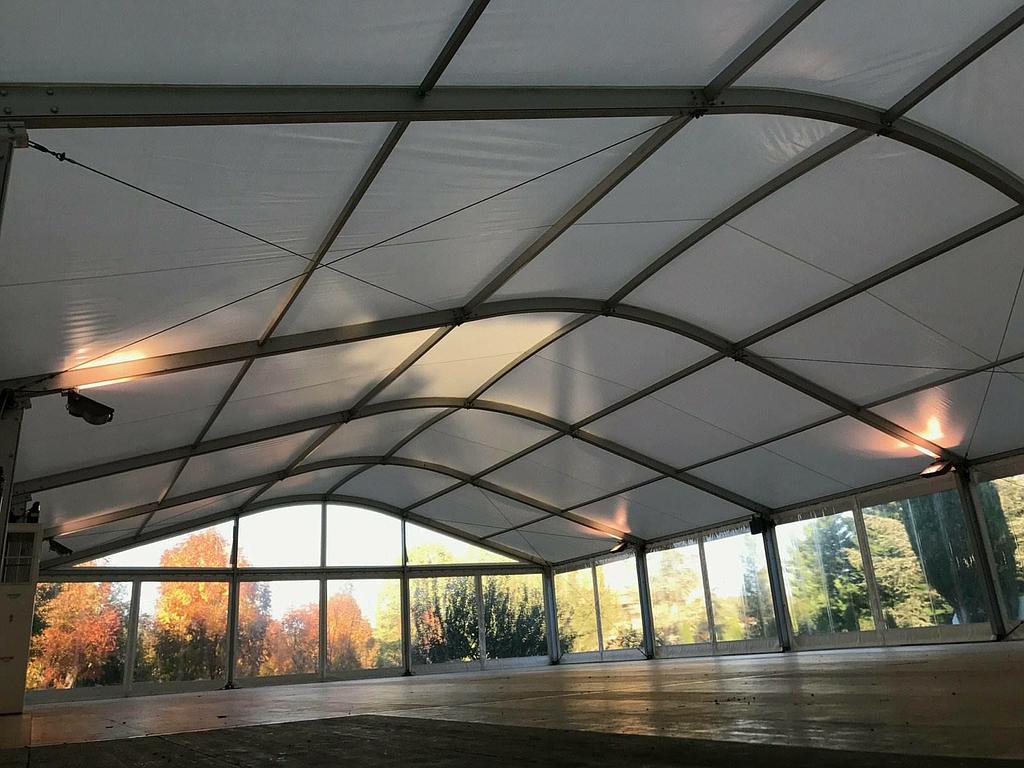 Structure cintrée avec toit  blanc et rideaux cristal