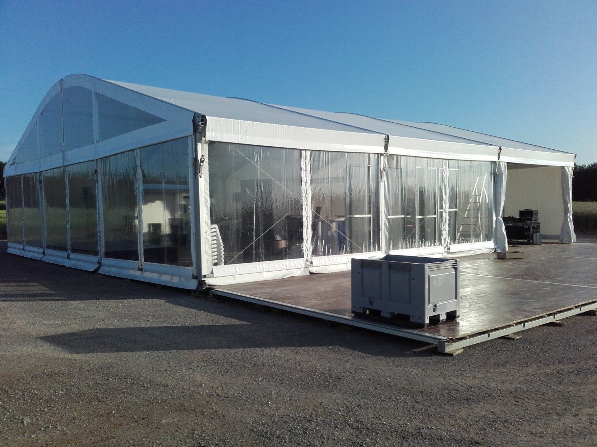 Structure cintrée  cristal avec terrasse