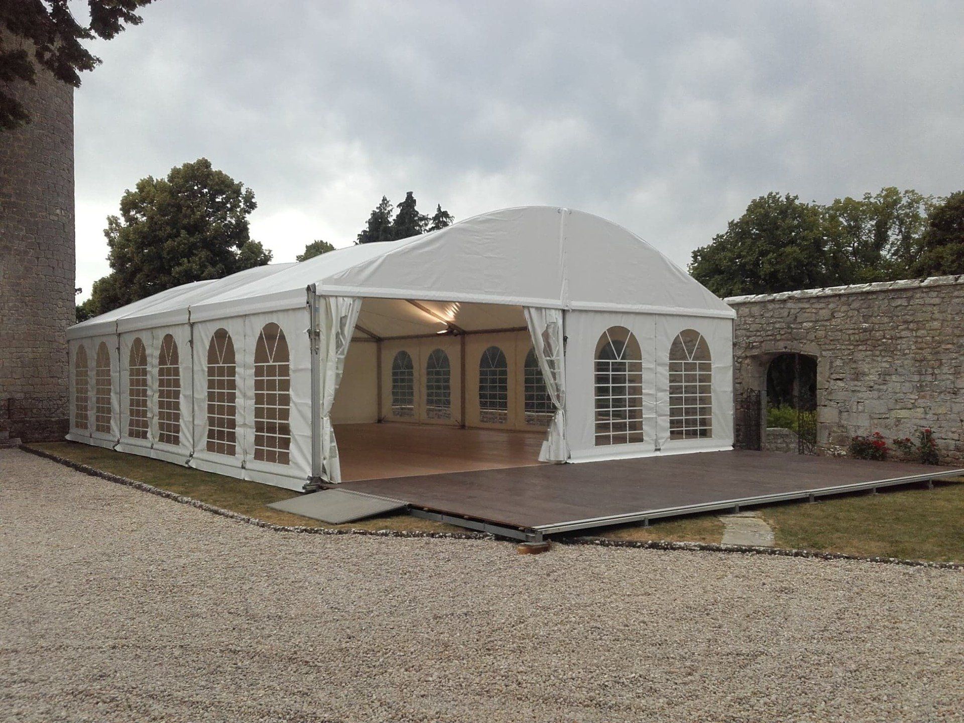 Structure cintrée 10m x 15m avec rideaux fenêtres et terrasse