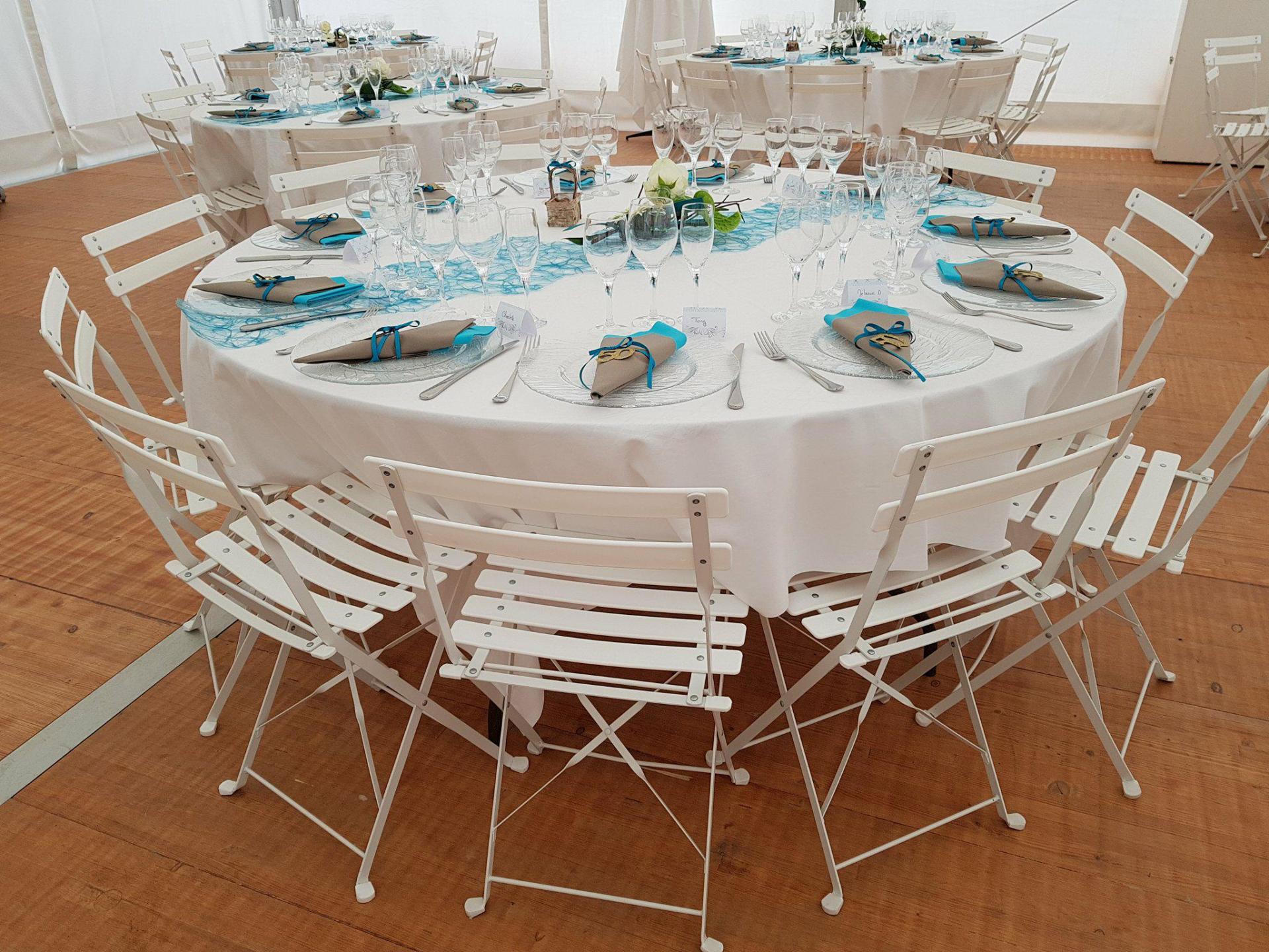 Chaises à lattes blanches