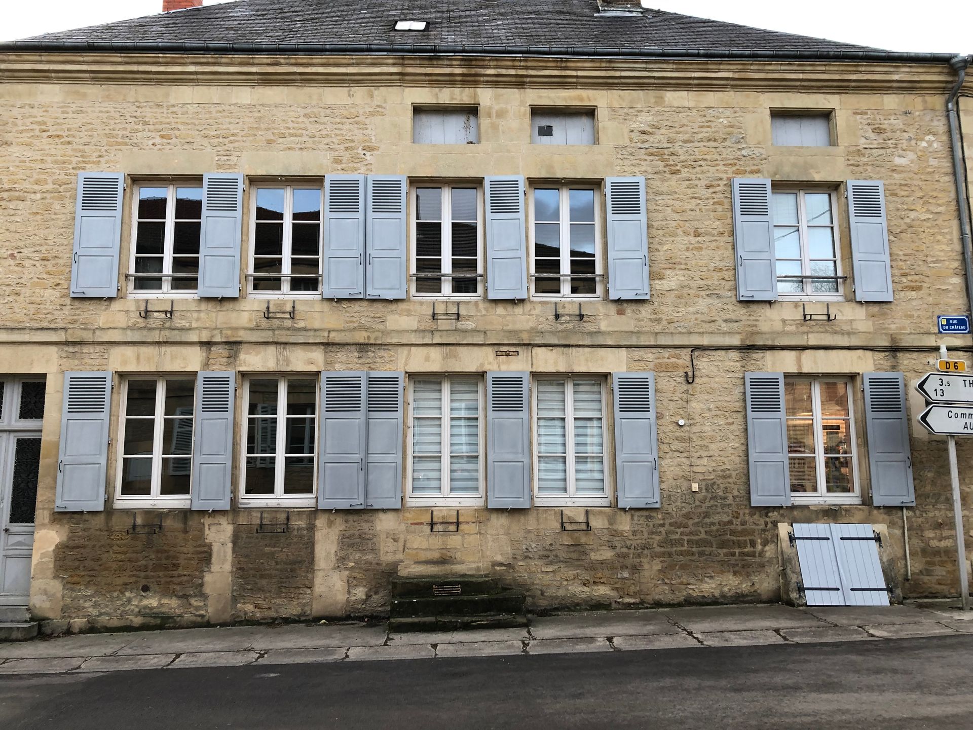 Volets en bois gris sur façade maison